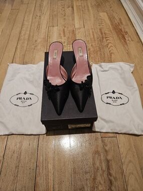 Vintage Prada 1R2299 Satin Kitten Heel Mules EU 38 Black Pointed Toe Floral Y2K
